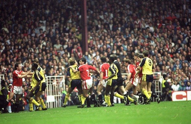 20 октомври 1990 г. Съперничеството между двата клуба не е същото след този ден, в който играчите се биха на терена и за първи и единствен път Футболната асоциация отне точки за лошо поведение на отборите.