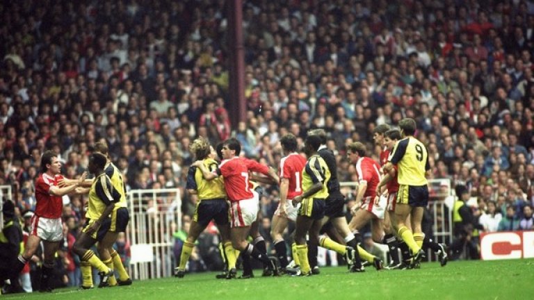 20 октомври 1990 г. Съперничеството между двата клуба не е същото след този ден, в който играчите се биха на терена и за първи и единствен път Футболната асоциация отне точки за лошо поведение на отборите.