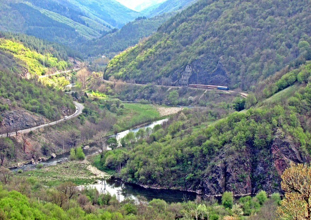 Гледката от там е приказна и открива най-вече онова, към което е "гледал" и старецът в разказа на Вазов - първата железница, която минава през Искърското дефиле. За него тя се превръща в символ на свободна България.