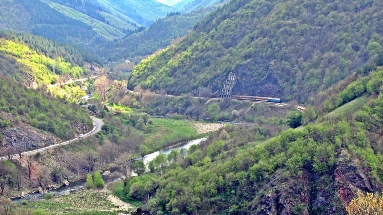 Гледката от там е приказна и открива най-вече онова, към което е "гледал" и старецът в разказа на Вазов - първата железница, която минава през Искърското дефиле. За него тя се превръща в символ на свободна България.