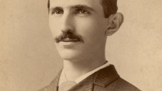 Nikola_Tesla_by_Sarony_c1885-crop