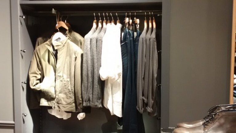 За разлика от MARC O POLO - Сердика, тук жените и мъжете обитават различни пространства, за да си направят обща среща до огледалата пред пробните.