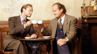 Frasier / "Фрейзър"
Спиноф на: "Бар Наздраве"
Комедийният сериал дебютира през 93-а и се фокусира върху един от редовните посетители на култовото заведение от "Бар Наздраве". Фрейзър Крейн (Келси Гремър) се мести от Бостън в Сиатъл, където работи като радио психиатър. Сериалът представя нови колоритни персонажи, сред които - бащата и брата на главния герой. Животът на двамата братя Крейн и отношенията им с техния баща успяват да създадат много забавни ситуации и осигуряват на "Фрейзър" завиден живот – сериалът приключва през 2004 г. след 11 сезона.