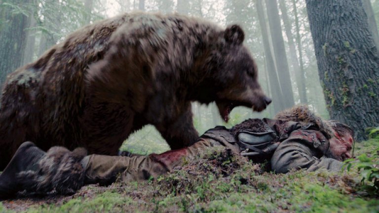 Сцената с мечката от "Завръщането" (The Revenant, 2016)
След като в продължение на три месеца около премиерата на филма, всички се питаха как е заснета сцената с мечката в "Завръщането", вероятно има какво да се види. И дори самият филм да не е класически пример за екшън, именно тази няколкоминутна битка с дивото животно ще остане сред топ сцените в последните години. Реалистична, откачена, дълга, мъчителна - наречете тази битка, както искате, но фактът, че един мъж успява да убие грамадното животно и да не умре от раните си, е показателна за по-добрия свят, който представлява киното за сметка на живота.