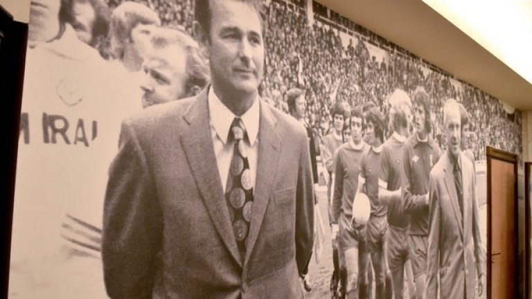 Култов фотос с Брайън Клъф, с когото извеждат отборите си преди мач Ливърпул - Лийдс през 70-те години. Клъф винаги е повтарял, че Шенкли е пътеводителят на мениджърите в английския футбол.