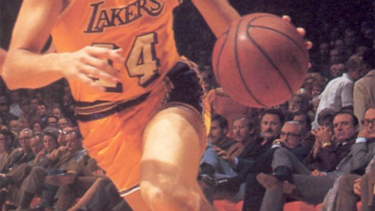 1. Създаването на логото на НБА.
Тук вече феновете на Лейкърс могат да са доволни, защото фамозното лого на лигата е вдъхновено от снимка на легендата на „езерняците“ Джери Уест. През 1969-а Националната баскетболна асоциация е в остър спор с Американската баскетболна асоциация и трябва да намери начин да победи конкурента си. Една от стъпките е да има свой отличителен белег, който феновете да разпознават. По-късно от организацията отричат, че на логото е Джери Уест, но го правят, за да се институционализират и да няма никаква нотка на индивидуалност.