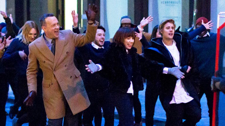 Песента “I Really Like You” на Карли Рей Джепсън не е нищо особено, но привлича вниманието, защото видеоклипът й представлява един дълъг флашмоб с Том Ханкс и Джъстън Бийбър