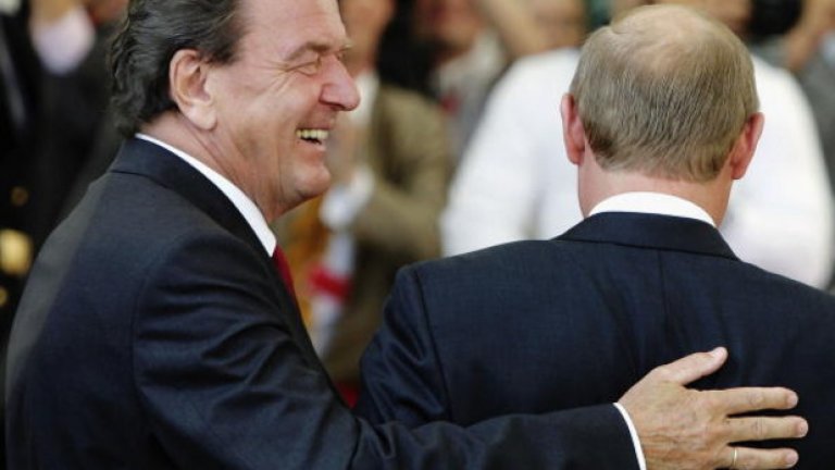 Путин сбъдва съкровена мечта на Герхард Шрьодер, като му осигурява информация за баща му Фриц, загинал на Източния фронт като войник от Вермахта по време на Втората световна война само няколко месеца след раждането на Герхард. През 2004 г. Шрьодер за пръв път стъпва на гроба на баща си.