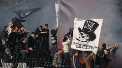 За разлика от феновете на Славия, техните любимци на терена този път не развяха бели знамена срещу Левски
