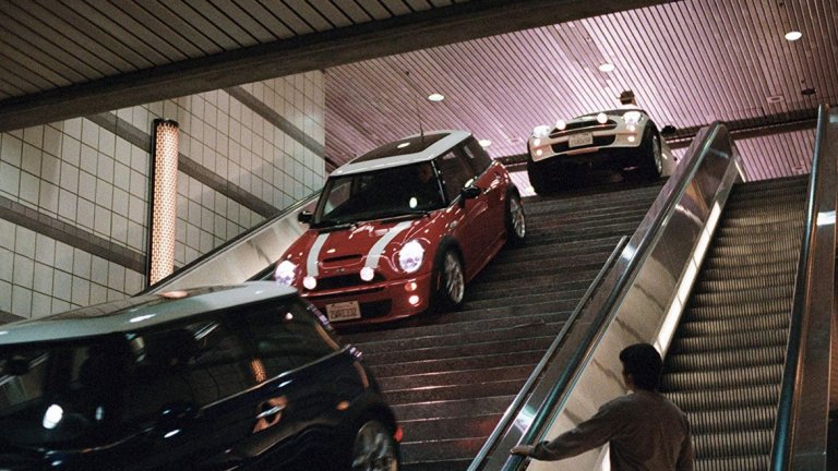  Mini Cooper S, "Италианска афера" 


Малкото компактно Mini Cooper е измислено през 1960 г. с идеята да се движи лесно и пъргаво из тесните улички, които се срещат в доста от европейските градове. Симпатичният автомобил се оказва и сред главните герои на филма с участието на Чарлийз Терон и Марк Уолбърг. 

Интересен факт е, че колите за "Италианска афера" не са дарени на продукцията, а са закупени на пълната им пазарна цена, въпреки че филмът се оказва страхотна реклама. Иначе Mini Cooper S разполага със 75 конски сили и може да вдигне до 165 км/ час. 