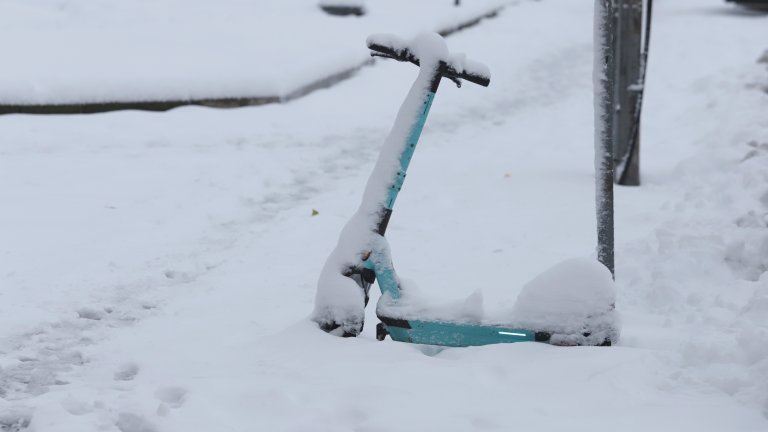 До 35 см сняг в София - спрял ток и промени в градския транспорт (снимки)