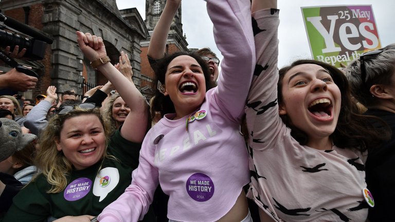 Жени прокарват социалните промени в Ирландия, но в реалната политика те все още са малцинство. Активистки се опитват да променят това.