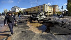 Различни страни и организации осъдиха руското нападение и призоваха за деескалация (на снимката: последствия от бомбардировките в Киев)