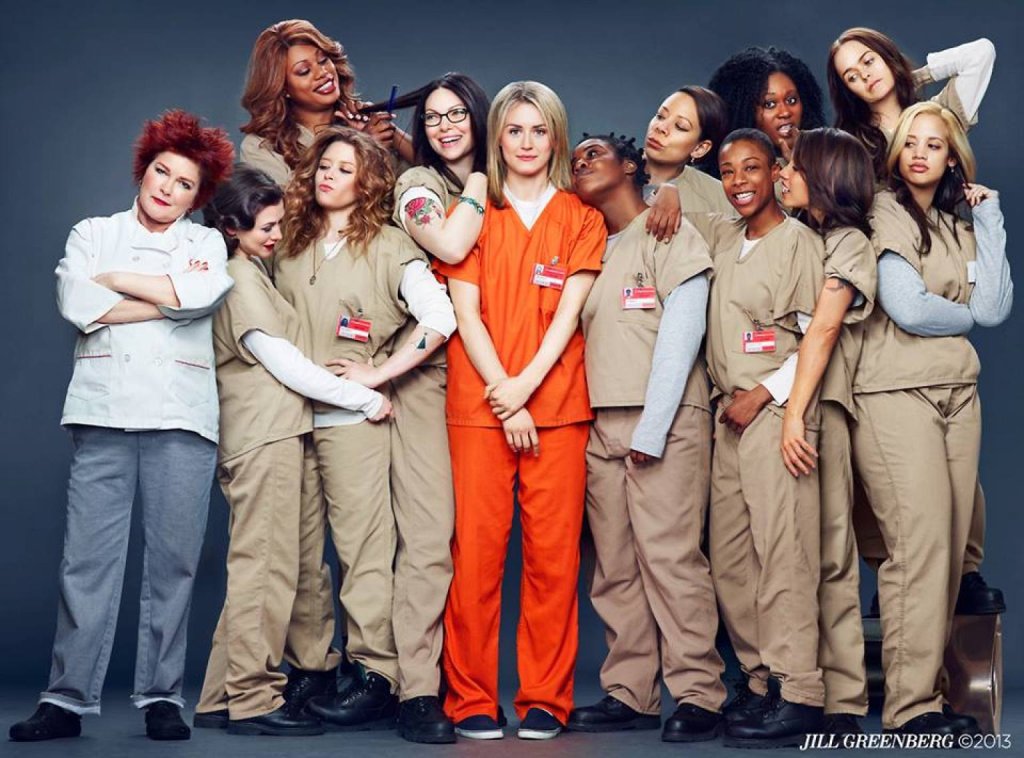 \"Оранжевото е новото черно\"(Orange Is the New Black)
Пайпър Чапман е жена, прехвърлила трийсетте. Тя води спокоен, уседнал живот с годеника си в Ню Йорк. Миналото й обаче я застига и тя е обвинена в пренос на пари за незаконните дейности на тогаваш