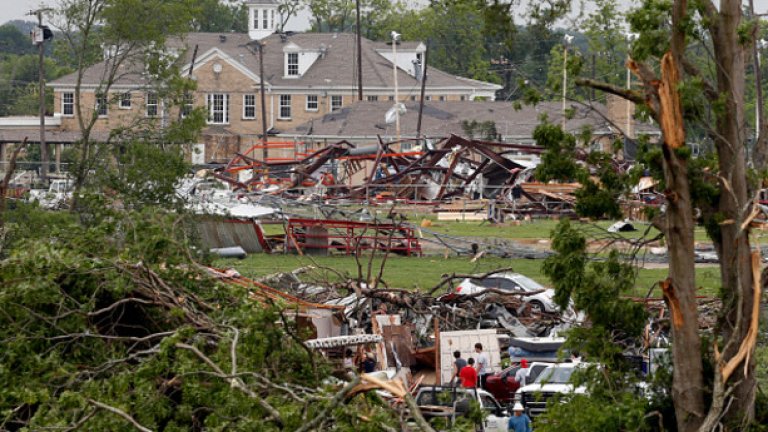 Торнада опустошиха Арканзас и Тексас, убиха петима