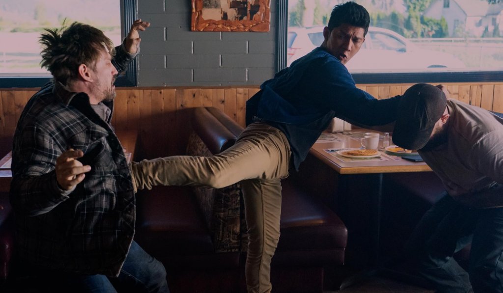 Wu Assassins
Сериалът на Netflix засега има само един сезон засега, но той без съмнение се нарежда сред най-добрите в жанра. Тук имаме замесена сериозна доза китайска митология и адски убедителен главен герой в лицето на майстора на бойни изкуства Ико Увайс. Ако случайно не се сещате за кого говорим, пуснете си екшън-шедьовъра The Raid. 
Историята на Wu Assassins разказва за младия Кай Джин, който е въвлечен в древна битка между доброто и злото, след като попада на талисман, събрал в себе си душите на 1000 монаси. Реликвата увеличава силата и уменията на Кай, докато той се изправя срещу силите на хаоса.