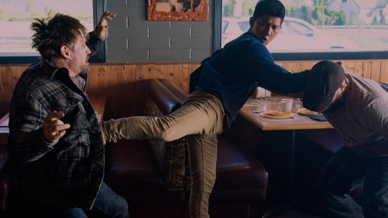 Wu Assassins
Сериалът на Netflix засега има само един сезон засега, но той без съмнение се нарежда сред най-добрите в жанра. Тук имаме замесена сериозна доза китайска митология и адски убедителен главен герой в лицето на майстора на бойни изкуства Ико Увайс. Ако случайно не се сещате за кого говорим, пуснете си екшън-шедьовъра The Raid. 
Историята на Wu Assassins разказва за младия Кай Джин, който е въвлечен в древна битка между доброто и злото, след като попада на талисман, събрал в себе си душите на 1000 монаси. Реликвата увеличава силата и уменията на Кай, докато той се изправя срещу силите на хаоса.