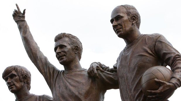 Статуята на тримата на стадион "Олд Трафорд".
