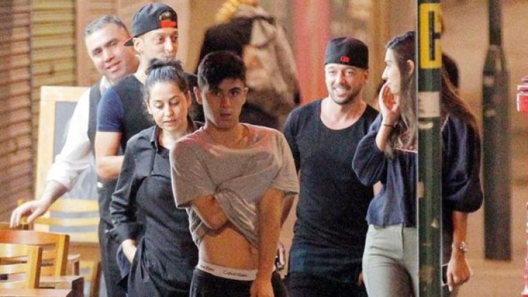 Месут, Амине и приятели наскоро бяха засечени в ресторант