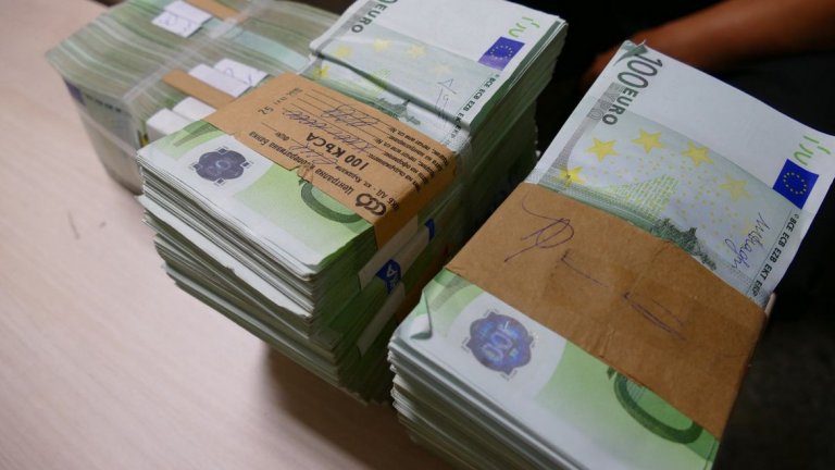 МВР публикува снимки на парите, които са открити при обиските.