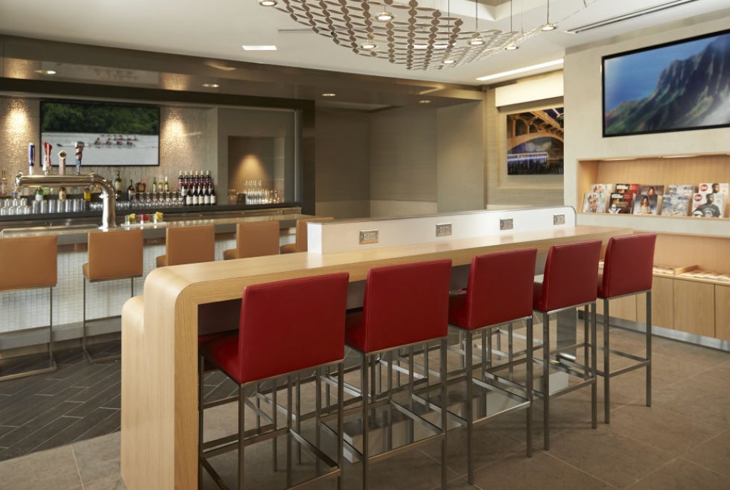 American Airlines Admirals Club
 - Пространство, където може да се отпуснете с напитка в ръка. Лаунджа предлага СПА-душове и фитнес.
