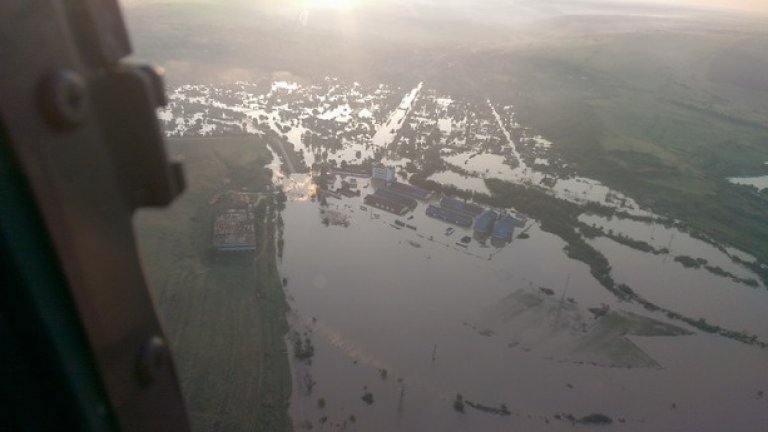 Екипажите са изпълнили разузнавателни полети за установяване на мащаба на наводнението и нанесените щети