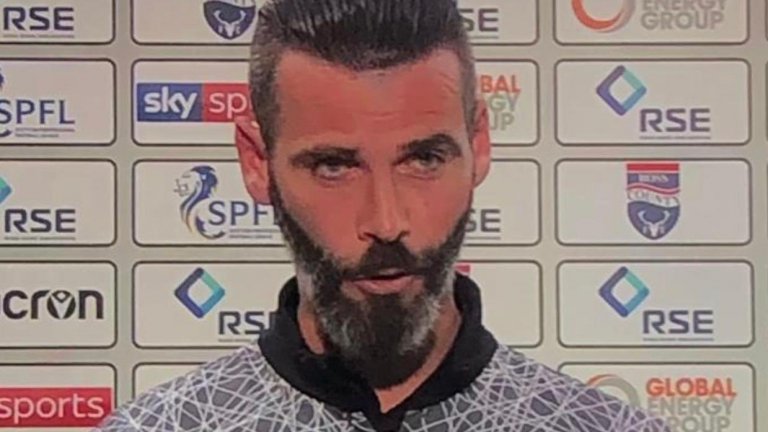 Де Хеа не се казва Рос и затова няма да го вземат. Но така поне няма да го бъркат с треньора