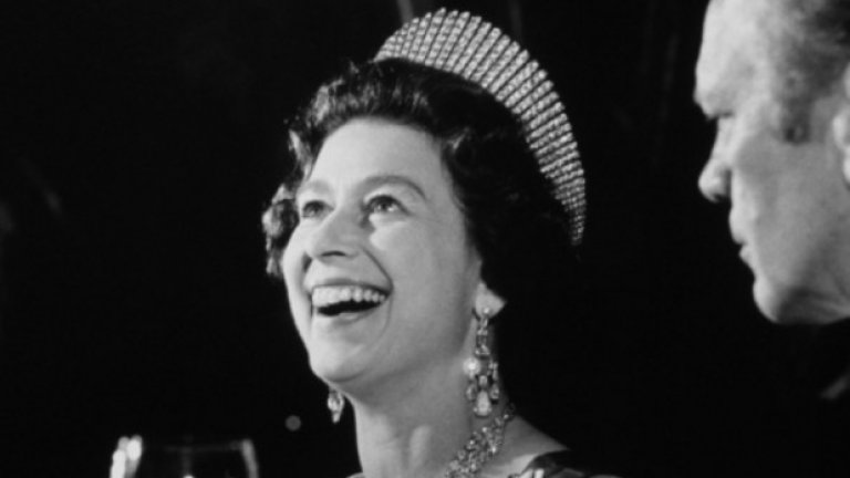 Елизабет II e коронована през  1952 година
