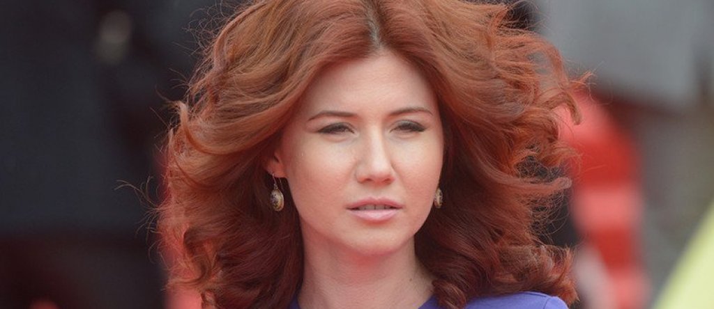 Анна Чапман
Червенокосата красавица, родена във Волгоград като Анна Василиевна Кушченко, има интересната съдба да измине пътя от успешна бизнес дама в Ню Йорк до фотомодел и медийна звезда в Русия. През 2001 г. тя за кратко се омъжва за британеца Алекс Чапман, вземайки гражданство, което й позволява спокойно да започне кариера в Манхатън. Разбира се, като дъщеря на бивш офицер от КГБ, тя бързо успява да се ориентира в САЩ и да се свърже с местната руска шпионска мрежа.
През 2010 г. е арестувана от ФБР наред с още девет души, чиято цел е била да изградят контакти с учени, бизнесмени и политици, за да получат достъп до информация. Чапман се признава за виновна, а впоследствие е разменена и депортирана в Русия. От тогава насам тя се занимава с различни дейности, включително със собствено предаване по телевизията, работа в партията на президента Путин и моделство.