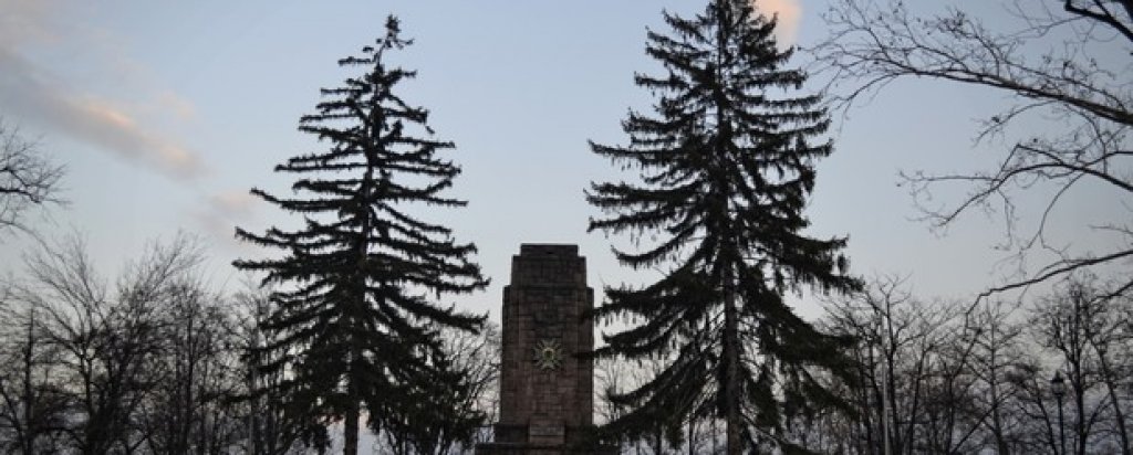 Градската градина в Пещера и паметникът на загиналите във войните.