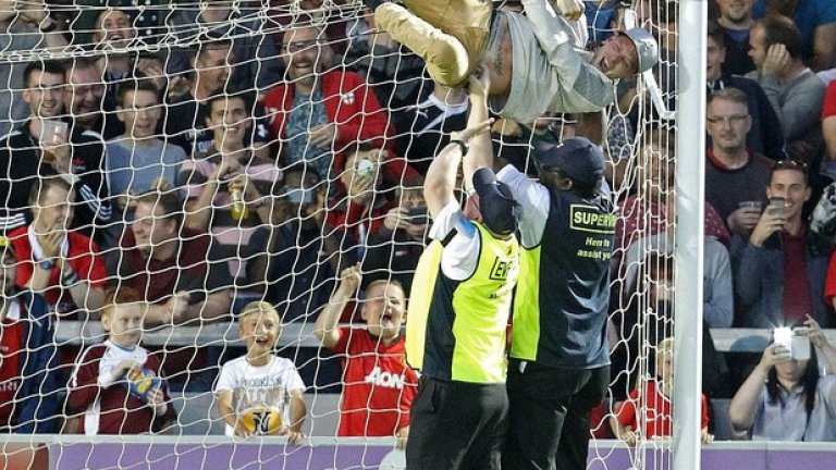 Шоуто бе пълно, а феновете се забавляваха.