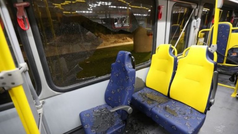 Два прозореца на автобуса били разбити, след като били улучени от куршуми в района на фавелата "Сидади ди Деуш.