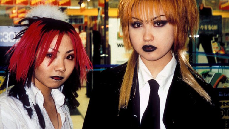 Момичета, пременени в стил "Гангуро". Това е мода на гримиране от 90-те години, която предполага носенето на почти карнавален грим посред бял ден и много японски момичета са луди по тази тенденция. За основа се ползва възможно най-тъмно на цвят мазило и отгоре се оцветява. Носи се без повод.