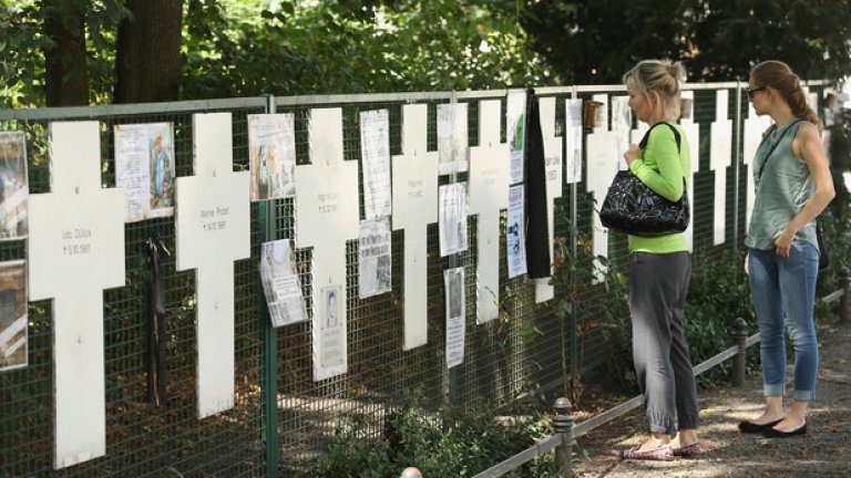Мемориал с бели кръстове в чест на убитите на Берлинската стена по време на Студената война