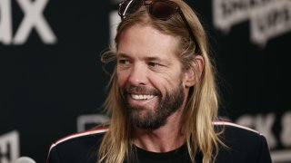 Барабанистът на американската рок група Foo Fighters Тейлър Хокинс почина