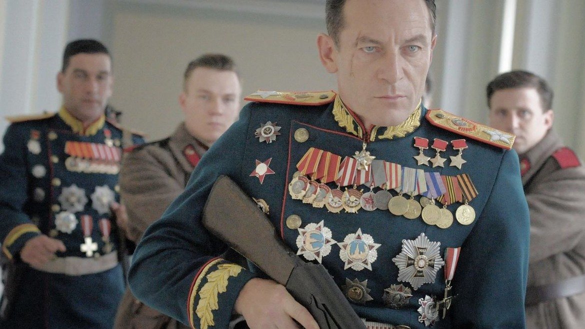 Джейсън Айзъкс е перфектен в ролята на маршал Григорий Жуков