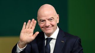 Инфантино трябва да си ходи, но има ли кой да го свали от власт?