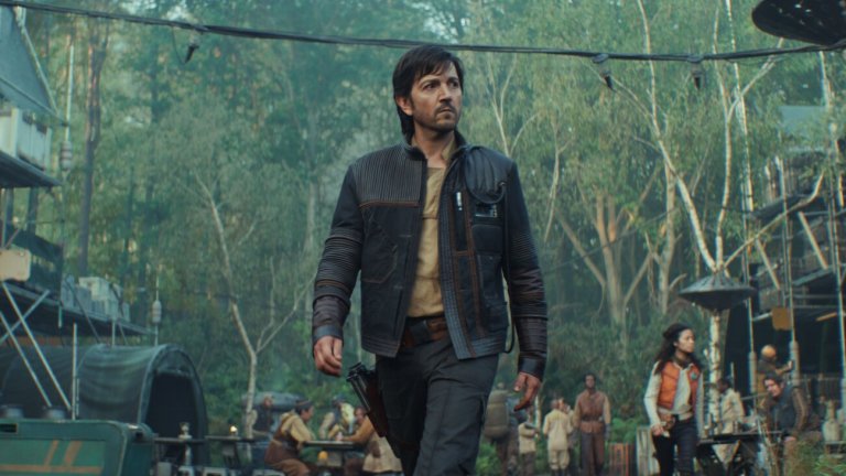 “Андор”, сезон 2
Къде: в Disney+

С втория си сезон "Андор" затвърди убеждението, че истинските стойностните продукции от "Междузвездни войни" вече са на малкия екран. Новите епизоди продължиха историята на отдадения бунтовник Касиан Андор, но и на целия бунт срещу Империята.
На места сериалът беше болезнено резониращ със съвремието - например със създаването на смут на една планета, за да бъде пратена там армия и да бъдат откраднати ресурсите ѝ... Но най-важното е, че "Андор" показа как във вселената на Джордж Лукас могат да се правят страхотни трилъри.