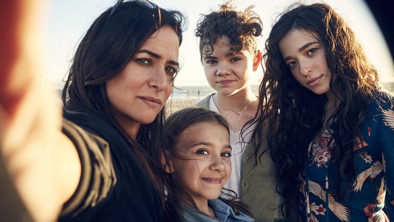 "Better Things" 
Създаден от комика Луис Си Кей и Памела Адлон, сериалът разказва историята на 50-годишната Сам Фокс, която отглежда сама трите си дъщери в Лос Анджелис. Най-голямата Макс е прелестна, но дива и вечно недоволна тийнейджърка. Средната дъщеря Франки е интелигентно и чувствително момиче, което предпочита да се облича и държи като момче. Най-малката Дюк е в онзи преходен период между детството и пубертета, когато може да се държи и като херувимче, и като разглезено хлапе, ревящо с пълен глас пред витрина в мола. Животът на Сам е "оцветен" допълнително от опитите й да поддържа кариерата си на актриса и да се грижи са собствената си възрастна, все по-странна и влудяваща майка. Better Things може да ви разсмее от сърце и да ви разплаче в рамките на 25 минути. Във всеки случай, ще ви покаже, че дори в Холивуд не съществуват идеални родители и идеални деца.