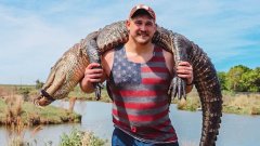 Звезда от НФЛ уби и се снима с 90-килограмов алигатор