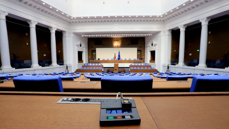 От новия политически сезон народните представители ще заседават в нова зала в сградата на бившия Партиен дом в София.