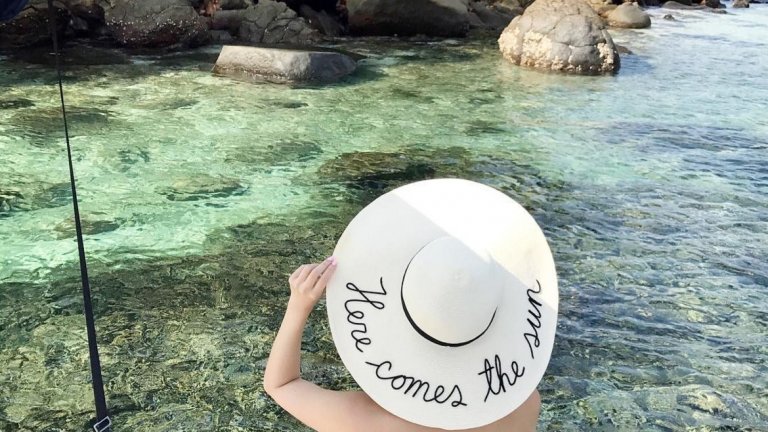 Младата и екзотична дъщеря на малайзийски милиардер Криси Тан си прекарва горещите дни у дома, някъде из Малайзия, иначе живее в САЩ. Каква кристална вода само...