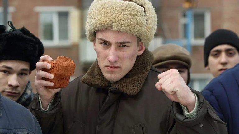 Сериалът "Слово пацана" се радва на огромна популярност в страната във време, когато все по-често се говори за "пацаните" като за герои, които защитават руските национални интереси.