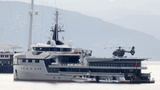 Abeona всъщност е "плаващ склад"