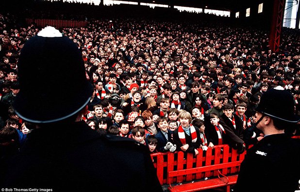 Прочутата трибуна "Стретфърд Енд" на "Олд Трафорд", както изглеждаше през 1969 г. Пълна с деца, претъпкана с поне няколко хиляди повече от капацитета си... Не на последно място и цените на билетите в модерната игра, и особено при клубове като Манчестър Юнайтед, отблъснаха хора от трибуните.