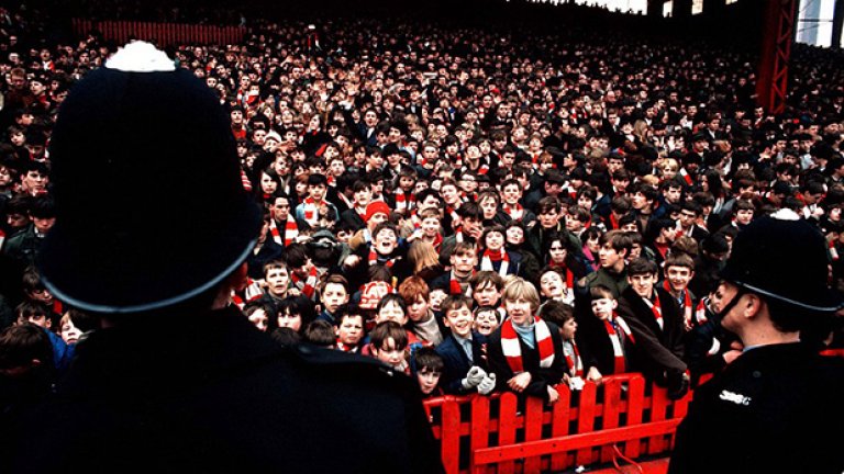 Прочутата трибуна "Стретфърд Енд" на "Олд Трафорд", както изглеждаше през 1969 г. Пълна с деца, претъпкана с поне няколко хиляди повече от капацитета си... Не на последно място и цените на билетите в модерната игра, и особено при клубове като Манчестър Юнайтед, отблъснаха хора от трибуните.