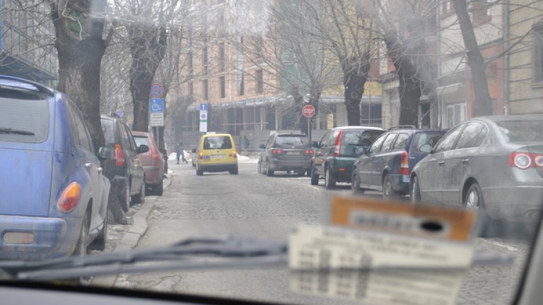 От 3 години Казим изкарва пари като шофьор на такси в столицата. Иначе е пенсионер