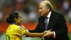 Нападателката на Бразилия получава поздравления от президента на ФИФА Сеп Блатер