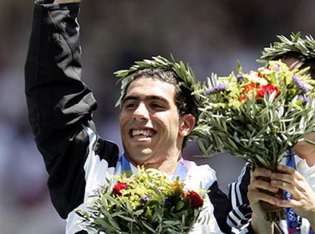 Карлос Тевес извежда Аржентина до първа олимпийска титла през 2004 г. в Атина. Той отбелязва 8 гола, а в състава е и Хавиер Масчерано. 