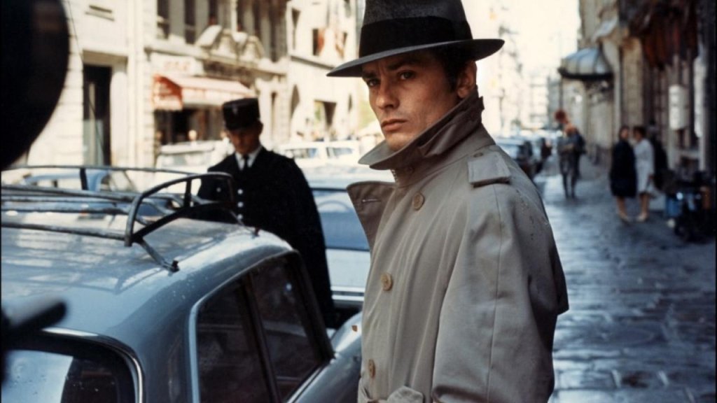 \"Самураят\" (Le Samourai, 1967)
Първата колаборация между Делон и режисьора Жан-Пиер Мелвий бележи появата на нова мода във външния вид и поведение на момчетата. Актьорът влиза в ролята на наемния убиец Джеф Костело, който живее усамотено, според св